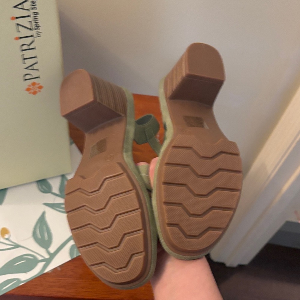 Heels - Picture 2 of 3